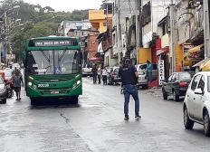Imagem de Bandidos tomam chaves de ônibus para tocar fogo e fogem com chegada da PM