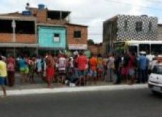 Imagem de Moradores protestam após morte de jovem no Lobato