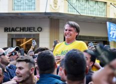 Imagem de Apoiadores cantam 'parabéns' a Bolsonaro por 1 ano da facada