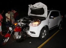 Imagem de Acidente envolvendo carro e motocicleta mata casal na BA 409