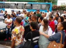 Imagem de Funcionários protestam em frente ao Hospital Evangélico da Bahia