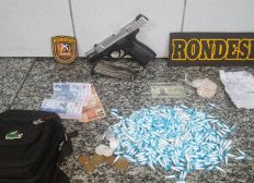 Imagem de Pistola e 600 porções de drogas apreendidas pela Rondesp Atlântico