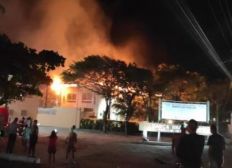 Imagem de Incêndio atinge hotel na orla de Porto Seguro; suspeita é que curto-circuito provocou fogo