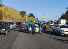 Imagem de Motociclista fica ferido após batida com carro na Avenida Luís Eduardo Magalhães