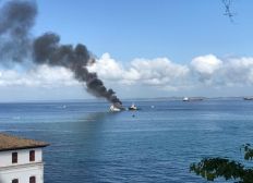 Imagem de Lancha pega fogo na Baía de Todos-os-Santos, em Salvador