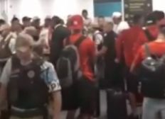Imagem de Torcedores fazem protesto na chegada de jogadores do Vitória no aeroporto