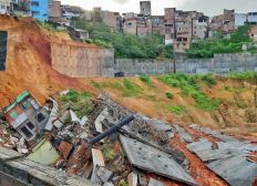 Imagem de Encosta desmorona e casas condenadas por rachaduras desabam em Salvador
