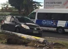 Imagem de Uma pessoa fica ferida após carro bater e derrubar poste em Lauro de Freitas