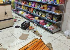 Imagem de Bomboniere e loja de produtos de limpeza são arrombadas e saqueadas no bairro de Tancredo Neves, em Salvador