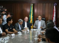 Imagem de Em reunião com prefeitos, Rui cobra medidas do governo federal contra óleo