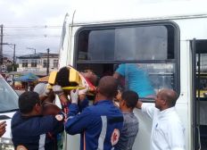 Imagem de Passageiros ficam feridos após ônibus passar com velocidade por quebra-molas na Av. Suburbana
