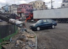 Imagem de Carreta derruba postes e arrasta fiação no bairro de São Marcos, em Salvador