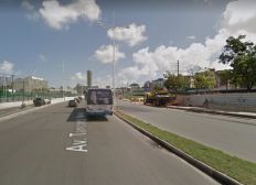 Imagem de Motorista morre e duas mulheres ficam feridas após carro bater em canteiro e capotar em Salvador