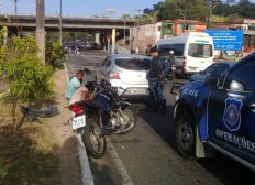 Imagem de Homem fica ferido após moto que pilotava bater em carro na Av. Luís Eduardo Magalhães
