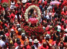 Imagem de Fiéis participam da missa e do caruru no CBMBA em homenagem a Santa Bárbara