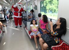 Imagem de Usuários do metrô são surpreendidos com presença do Papai Noel