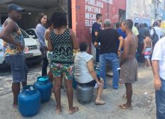 Imagem de Venda de botijão de gás a R$ 50 atrai multidão e enorme fila é formada em bairro de Salvador