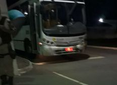 Imagem de Mulher morre e 11 pessoas ficam feridas após ônibus ser alvejado em São Sebastião do Passé