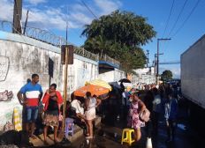 Imagem de Ambulantes 'acampam' em frente a secretaria em Salvador para tentar licenciamento no carnaval