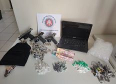Imagem de Pistolas, drogas e computador apreendidos em Cajazeiras
