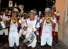 Imagem de Bandas e performances animam as ruas no Carnaval do Pelô