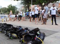 Imagem de Mergulhadores vão recolher lixo do mar da Barra nesta quarta (26)