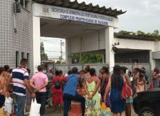 Imagem de Após suspensão de visitas, familiares de presos protestam em frente ao Complexo penitenciário de Salvador