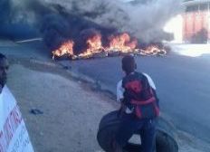 Imagem de Moradores queimam pneus e bloqueiam Av. Aliomar Baleeiro