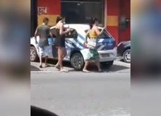 Imagem de Homem é flagrado passeando com duas mulheres em carro da Prefeitura de Salvador
