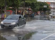 Imagem de Chuva deixa ruas alagadas e vento forte arrasta forro de teto de posto em Salvador