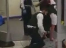 Imagem de Homem ataca passageiros no metrô de Londres com faca