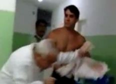 Imagem de Homem agride médico em posto após exigir ser atendido primeiro; vídeo mostra agressão