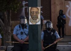 Imagem de Morte de homem negro asfixiado por policiais nos EUA gera indignação internacional