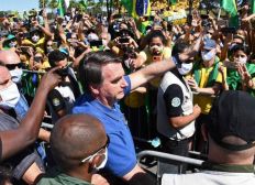 Imagem de Bolsonaro vai ao Planalto cumprimentar manifestantes que criticam STF