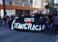 Imagem de Ato pró-democracia em SP encontra grupo pró-Bolsonaro e termina em confronto com PM