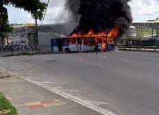 Imagem de Manifestantes ateiam fogo em ônibus atravessado na Paralela