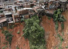 Imagem de Chuva causa deslizamento de terra e oito ameaças de desabamento em Salvador