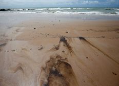 Imagem de Fragmentos de óleo ainda poluem praias brasileiras, diz Marinha