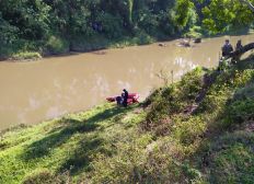 Imagem de 'Ciclone bomba' em SC: corpo de motociclista que caiu de ponte pênsil é localizado em rio