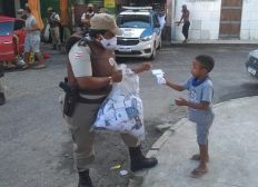 Imagem de Polícia Militar distribui máscaras para moradores de Sussuarana