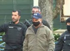Imagem de Queiroz deixa a prisão usando tornozeleira eletrônica
