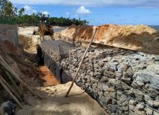 Imagem de Obra de contenção do avanço do mar em resort do litoral norte da Bahia é embargada pelo Ministério da Economia