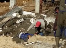 Imagem de Laje desaba e homem fica preso nos escombros em Vera Cruz