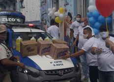 Imagem de Policiais militares doam produtos de limpeza em drive thru solidário