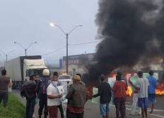 Imagem de Manifestação interdita BR-324 e causa congestionamento na região de Feira de Santana