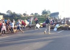 Imagem de Grupo protesta e bloqueia parcialmente via da BR-324 em Salvador