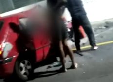 Imagem de Batida de carro em poste deixa cinco feridos no bairro do Garcia