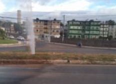 Imagem de Tubulação rompe e água jorra na Avenida Paralela