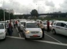 Imagem de Associação de taxistas realiza protesto nesta segunda (6)
