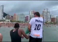 Imagem de Bolsonaro nada com banhistas e gera aglomeração em praia de SP